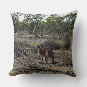 Cojín Decorativo Momento Tranquilo: Canguro Australiano en Billabon