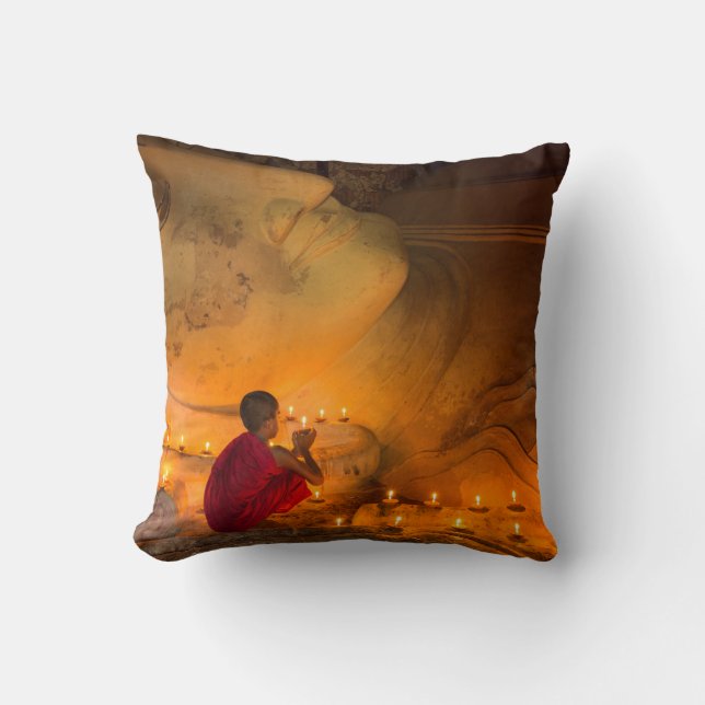Cojín Decorativo Monje rezando junto a un Buda (Anverso)