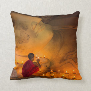 Cojín Decorativo Monjes Rezando Por Buda