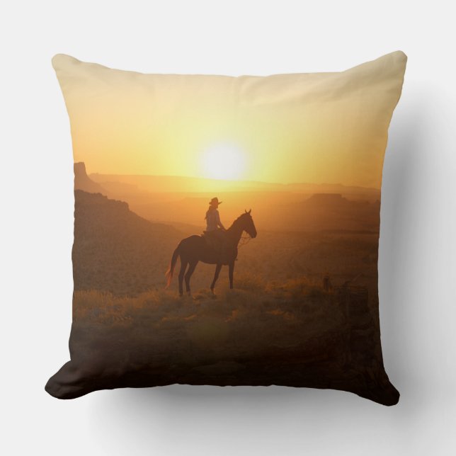 Cojín Decorativo Monochromatic Golden Hour Cowboy Silhouette Desert (Anverso)