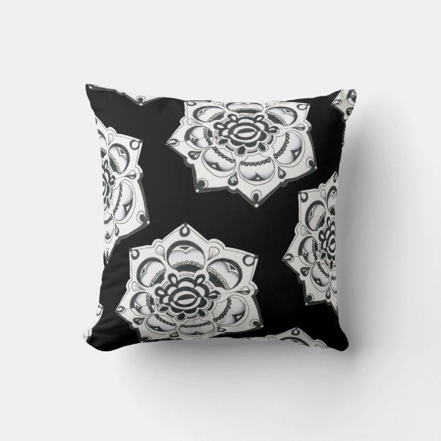 Cojín Decorativo Monocromo de simetría floral en blanco y negro (Anverso)