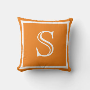 Cojín Decorativo MONOGRAM Naranja sólido escritura blanca color cla