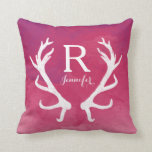 Cojín Decorativo Monograma Antlers Rústico Color de agua rosa brill<br><div class="desc">Un fondo acuático brillante con salpicaduras y pinceladas de rojo,  rosa y morado sienta las bases para un bonito objeto de moda. Personalízalo con su nombre y monograma! Un par de rústicos ciervos europeos blancos le dan un toque campestre. Es un regalo artístico para los amantes de la naturaleza.</div>