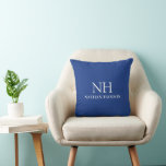 Cojín Decorativo Monograma azul simple moderno<br><div class="desc">Una almohada moderna de negocios con un diseño azul sencillo y mínimo con tu monograma en negrita junto con tu nombre.</div>