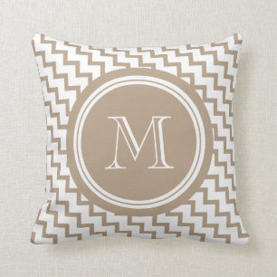 Cojín Decorativo Monograma beige de Brown Chevron elegante