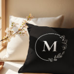 Cojín Decorativo Monograma blanco negro Floral floral personalizada<br><div class="desc">Añade un toque de elegancia a tu decoración de casa con nuestra almohada de tiro personalizada Monograma blanco negro Floral! Esta elegante pieza de acento combina la monogramación clásica con un diseño floral contemporáneo de flores, lo que crea una adición atemporal a cualquier espacio vital. Las almohadas, hechas con materiales...</div>