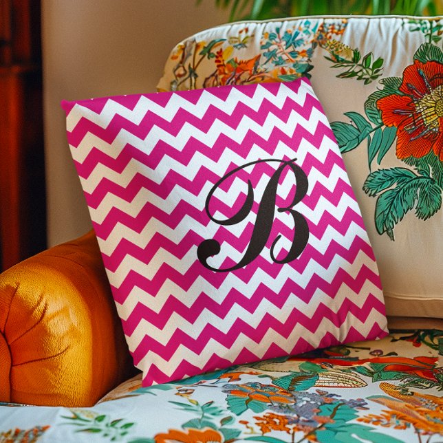 Cojín Decorativo Monograma Chevron blanco y rosa caliente (Monogram Hot Pink and White Chevron Throw Pillow)