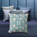 Cojín Decorativo Monograma ciano oscuro verde<br><div class="desc">Fondo verde de color cian oscuro decorado con estrellas de naranja y medusas. Personaliza y agrega tu nombre. Guión de estilo con letras de mano blanca grande.</div>