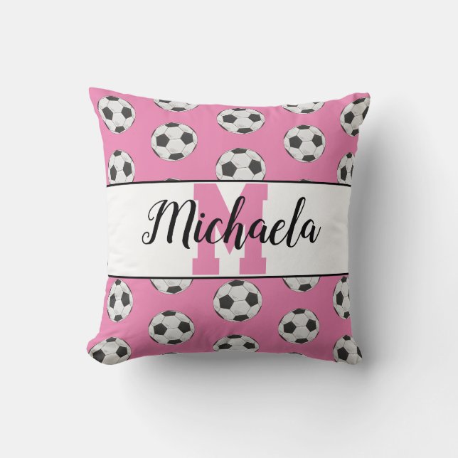 Cojín Decorativo Monograma de bolas de fútbol personalizado rosa (Anverso)