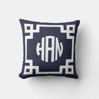 Cojín Decorativo Monograma de clave griega azul y blanca de la mari