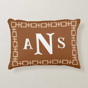 Cojín Decorativo Monograma de clave griega de castaño marrón y came