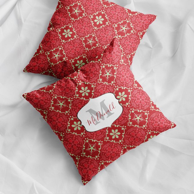 Cojín Decorativo Monograma de copo de nieve elegante invierno rojo  (Red Christmas snowflake monogram pillow with personalized name festive holiday decor accent.)