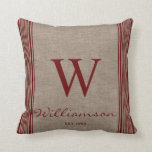 Cojín Decorativo Monograma de estribo de tira rústica de granja<br><div class="desc">Rústica Granja Tachando Stripe Burlap Monograma Borgoña Trazpe. La almohada está personalizada con su Monograma y su nombre. La almohada es un regalo muy atento para los años venideros. Nuestra plantilla de alta calidad facilita el personalizar de su almohada. Si desea hacer más personalizares, utilice el enlace "personalizar adicional". La...</div>