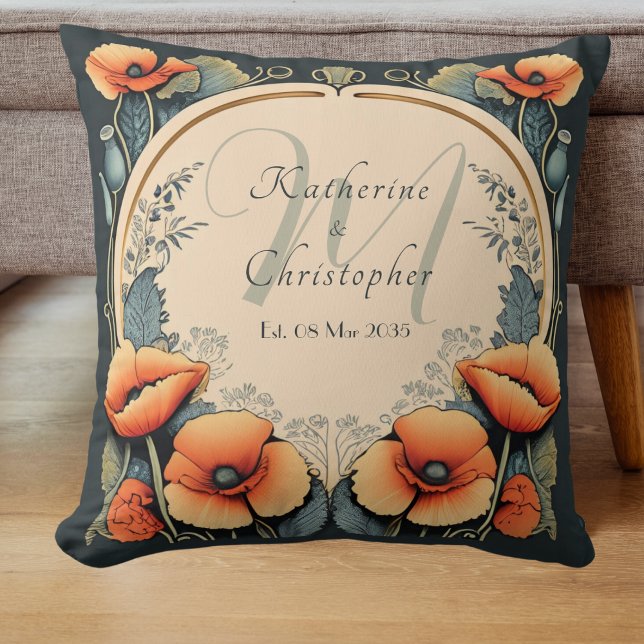 Cojín Decorativo Monograma de floral de cosecha recién casada Poppy (Vintage Art Nouveau Monogram Newlywed Pillow featuring beautiful orange poppies.)