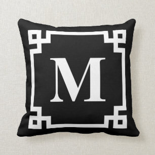 Cojín Decorativo Monograma de la llave griega moderna en blanco y n