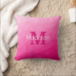 Cojín Decorativo Monograma de malla geométrica con gradiente rosa c<br><div class="desc">Personaliza el monograma con tu inicial y nombre personalizados. 
Patrón de malla geométrica con gradiente rosa caliente. 
Elegante y fresca malla geométrica triangular con gradiente rosa caliente para mujeres.</div>
