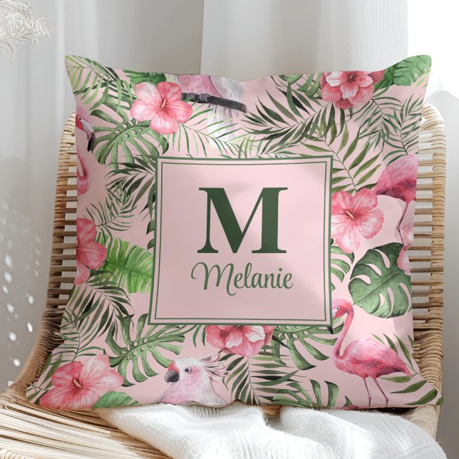 Cojín Decorativo Monograma de Monstera Tropical y Flamingo (Tropical Monstera and Flamingo Monogram Throw Pillow in a sunny rattan armchair.)