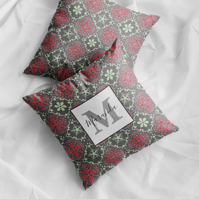 Cojín Decorativo Monograma de Navidad Copo de Nieve Gris (Gray snowflake Christmas monogram pillow with personalized name festive holiday decor accent.)