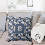 Cojín Decorativo Monograma de noche azul con patrón de búho<br><div class="desc">Fondo azul,  decorado con un bonito patrón de búho,  estrellas y nubes. Personalice y añada la letra del monograma del niño.</div>