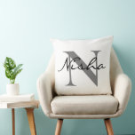 Cojín Decorativo Monograma de nombre de familia personalizado de gr<br><div class="desc">Cojín decorativo Monograma de Nombre Familiar Personalizado Gris Negro. Crea tu propio Monograma Pillow Nombre inicial para ti mismo o como regalo para la familia o amigos. Añade fácilmente el nombre de ti mismo o el de un ser querido para hacer un cumpleaños memorable, calentamiento de la casa o regalo...</div>