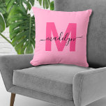 Cojín Decorativo Monograma de Nombre Inicial Rosa Brillante<br><div class="desc">Almohada personalizada de color rosa intenso con monograma de nombre inicial para decoración del hogar. Esta elegante almohada monograma combina un estilo moderno minimalista, limpio y simple con un ambiente sofisticado y a la moda, lo que la convierte en una pieza versátil. Con una inicial audaz en rosa intenso sobre...</div>