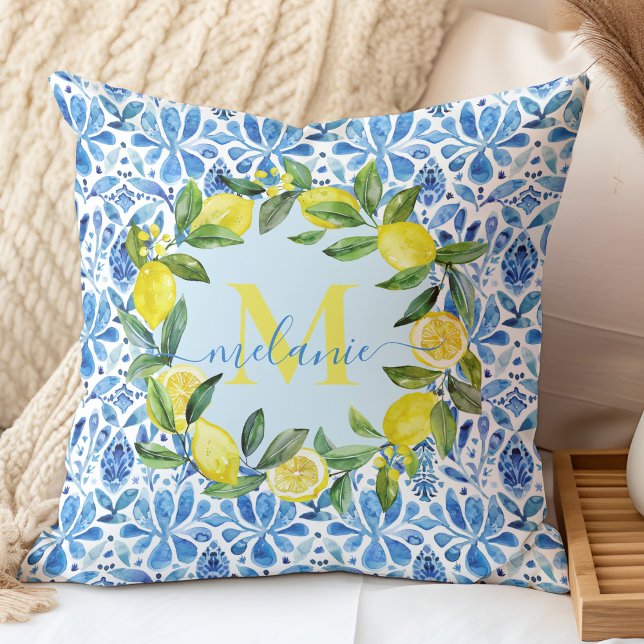 Cojín Decorativo Monograma de nombres personalizados de mosaicos az (Italian Citrus & Blue Tiles Custom Name Monogram Throw Pillow in a neutral boho bedroom.)