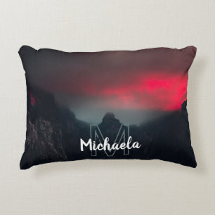Cojín Decorativo Monograma de nubes, niebla y montañas quemadas