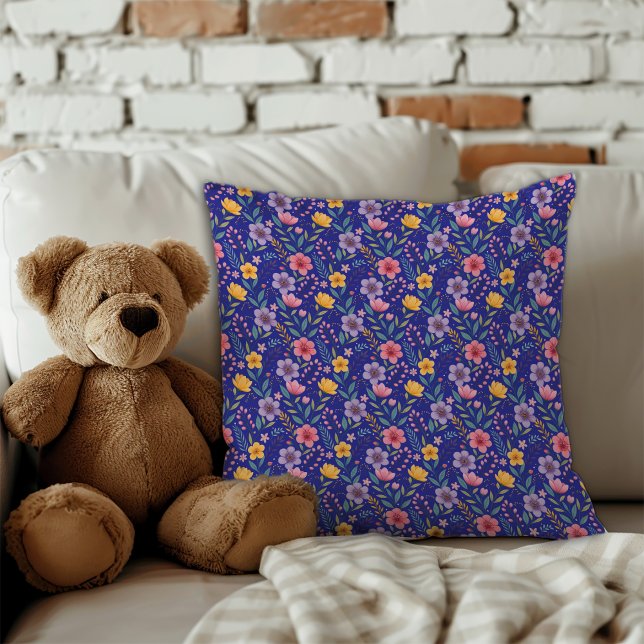 Cojín Decorativo Monograma de patrón floral simple azul pastel (floral rustic pillow)