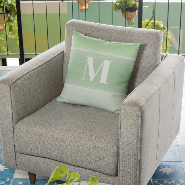 Cojín Decorativo Monograma de Personalizado simple verde moderno (Watercolor green monogram throw pillow)