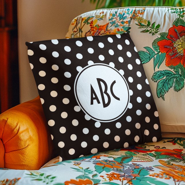 Cojín Decorativo Monograma de puntos de polka blanco y negro (Black and White Polka Dot Monogram Throw Pillow)