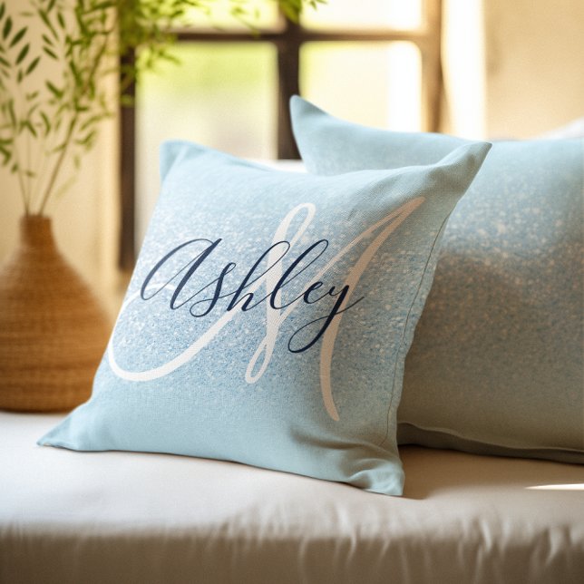 Cojín Decorativo Monograma de Purpurina de borde azul Pastel (Pastel Blue Edge Ombre Glitter Monogram Throw Pillow)