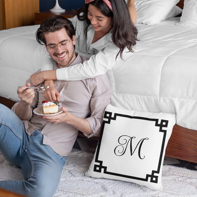 Cojín Decorativo Monograma del borde de la llave griega negra (Create your own monogrammed Greek Key border square throw pillow.)