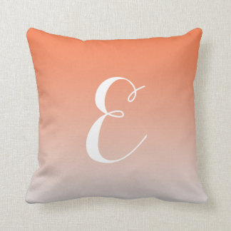 Cojín Decorativo Monograma del Naranja moderno Girly Ombre Personal