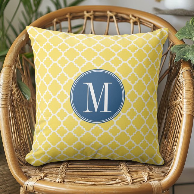 Cojín Decorativo Monograma del patrón de cuatrefoil amarillo y nava (Custom Monogram Pillow)