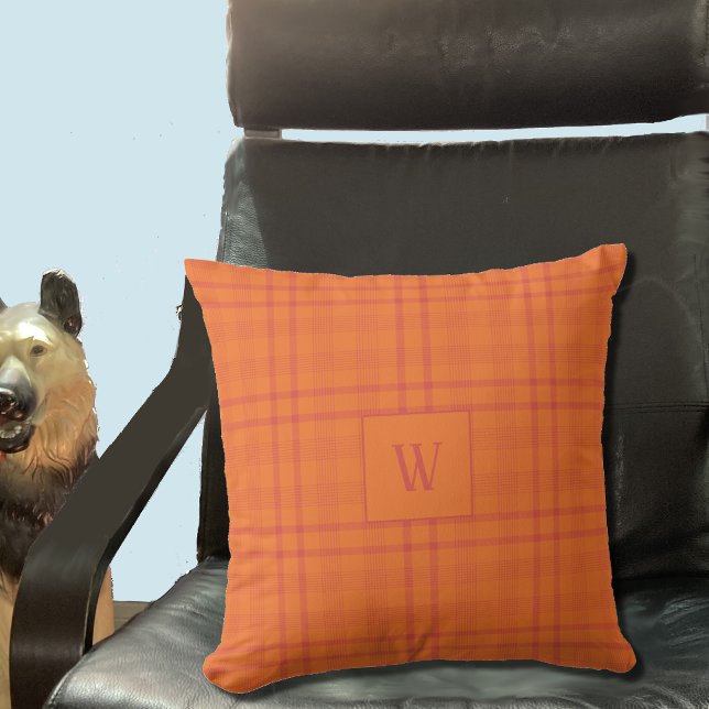 Cojín decorativo Monograma del patrón de Tartán na (Orange Tartan pattern throw pillow with monogram . )