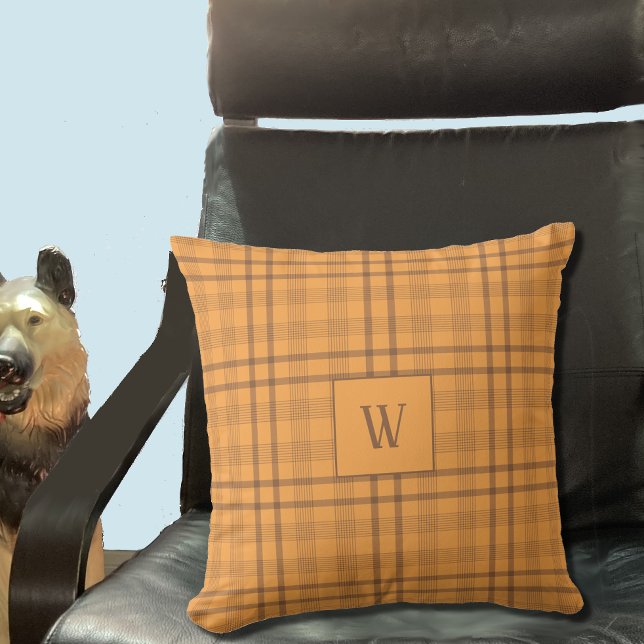 Cojín decorativo monograma del patrón de tartán oc (Ochre and brown Tartan pattern pillow with monogram . Also available in an orange color . 
)