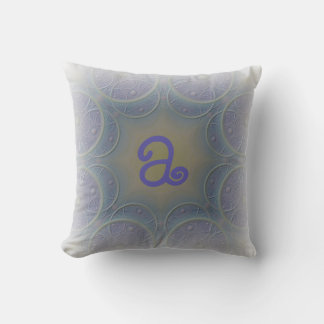 Cojín Decorativo Monograma diseñado con lavanda pálido