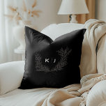 Cojín Decorativo Monograma distintivo negro<br><div class="desc">Elegante y distinguido almohada de tiro en monograma. Personalizar con sus propias iniciales o personalizar más adelante y borre la línea vertical para añadir sólo una inicial para la familia!</div>