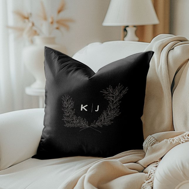 Cojín Decorativo Monograma distintivo negro (Black Distinguished Monogram Throw Pillow)