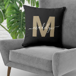 Cojín Decorativo Monograma elegante de nombre inicial de oro negro<br><div class="desc">Cojín decorativo de Monograma Personalizado de Nombre Inicial Negro y Oro. Esta almohada monograma de moda combina el estilo minimalista moderno con un toque sofisticado, lo que lo convierte en un acento versátil para cualquier habitación. Presenta una inicial dorada y plana en un cálido tono marrón (sin Relieve metalizado ni...</div>