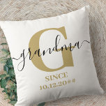 Cojín Decorativo Monograma Elegante guión sutil Ochre<br><div class="desc">almohada personalizada para una abuela nueva o una abuela de larga trayectoria, que se puede personalizar con la fecha en que se convirtieron en abuela. Este diseño minimalista de diseño tiene una sutil paleta de colores de amarillo ocre, negro y blanco. Tiene un monograma de la abuela, con la letra...</div>