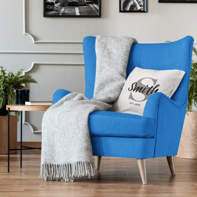Cojín Decorativo Monograma familiar gris y negro personalizado (Personalized Grey and Black Family Monogram Throw Pillow)