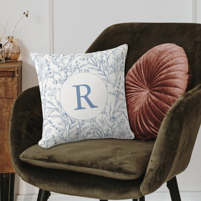 Cojín Decorativo Monograma floral azul claro y blanco (Dainty Blue & White French Floral Monogram Throw Pillow
)