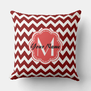 Cojín Decorativo Monograma floral de Chevron Rojo, nombre personali