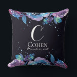 Cojín Decorativo Monograma floral morado Moody Blue<br><div class="desc">Hay algo de súper moda sobre la oscura y mortífera atmósfera de este diseño. Se destaca, pero sigue siendo sutil. El fondo es muy oscuro, azul-negro profundo, como el cielo de medianoche. Personalizable completo, de colores a fuentes. Por favor, no dude en ponerse en contacto con nosotros si desea un...</div>