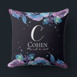 Cojín Decorativo Monograma floral púrpura azul melancólico<br><div class="desc">Hay algo muy chic en la vibra oscura y melancólica de este diseño. Se destaca, pero sigue siendo sutil. El fondo es un azul-negro muy oscuro y profundo, como el cielo de medianoche. Totalmente personalizable, desde los colores hasta las fuentes. Por favor, no dude en contactarnos si desea un cambio...</div>