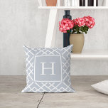 Cojín Decorativo Monograma geométrico de bambú gris y blanco<br><div class="desc">Nuestra almohada neutra con motivos grises y blancos de bambú es el toque perfecto de verano para su sofá, patio o salón. Este enfoque geométrico moderno y sobredimensionado sobre el clásico entramado de bambú le da al pepino retro un toque nuevo. La almohada de tiro cuadrado presenta un patrón de...</div>