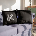 Cojín Decorativo Monograma minimalista moderno negro y blanco<br><div class="desc">Puedes esconder esta imagen de la carta y elegir la inicial de la pareja feliz. Todas las cartas están ocultas de la vista. Podrás elegir entre todas las letras del alfabeto. El estilo moderno del tipo de letra crea un interesante estilo de monograma con formas y líneas geométricas. Las letras...</div>
