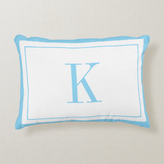 Cojín Decorativo Monograma moderno blanco y azul cielo