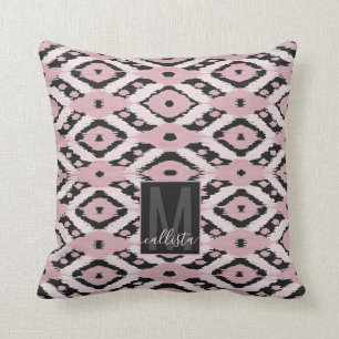 Cojín Decorativo Monograma moderno de ikat negro rosa de Rubor bohe